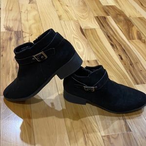 Women’s sued ankle boots